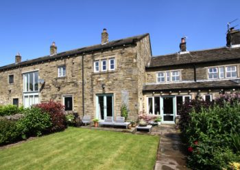 4/5 Bedroom House for Sale -End ‘ole  9 Denholme House Farm Drive  Denholme  BD13 4AB